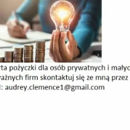 Ręka trzymająca żarówkę symbolizującą pomysł, obok stosy monet i osoba pisząca na dokumencie, sugerujące finansowanie i rozwój.