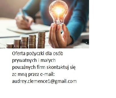 Ręka trzyma żarówkę nad stosem monet ułożonych w kształt wykresu wzrostu, obok długopis i notatnik, oferta pożyczki dla osób prywatnych i małych firm z adresem e-mail.