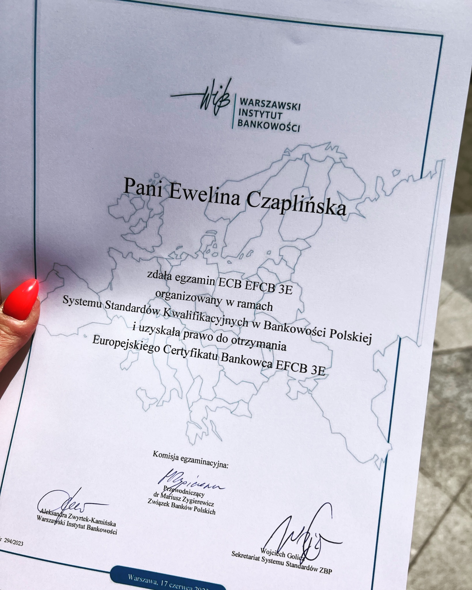 Certyfikat Europejskiego Bankowca EFCB 3E dla Pani Eweliny Czaplińskiej, wydany przez Warszawski Instytut Bankowości, z widocznymi podpisami Komisji Egzaminacyjnej i mapą Europy w tle.