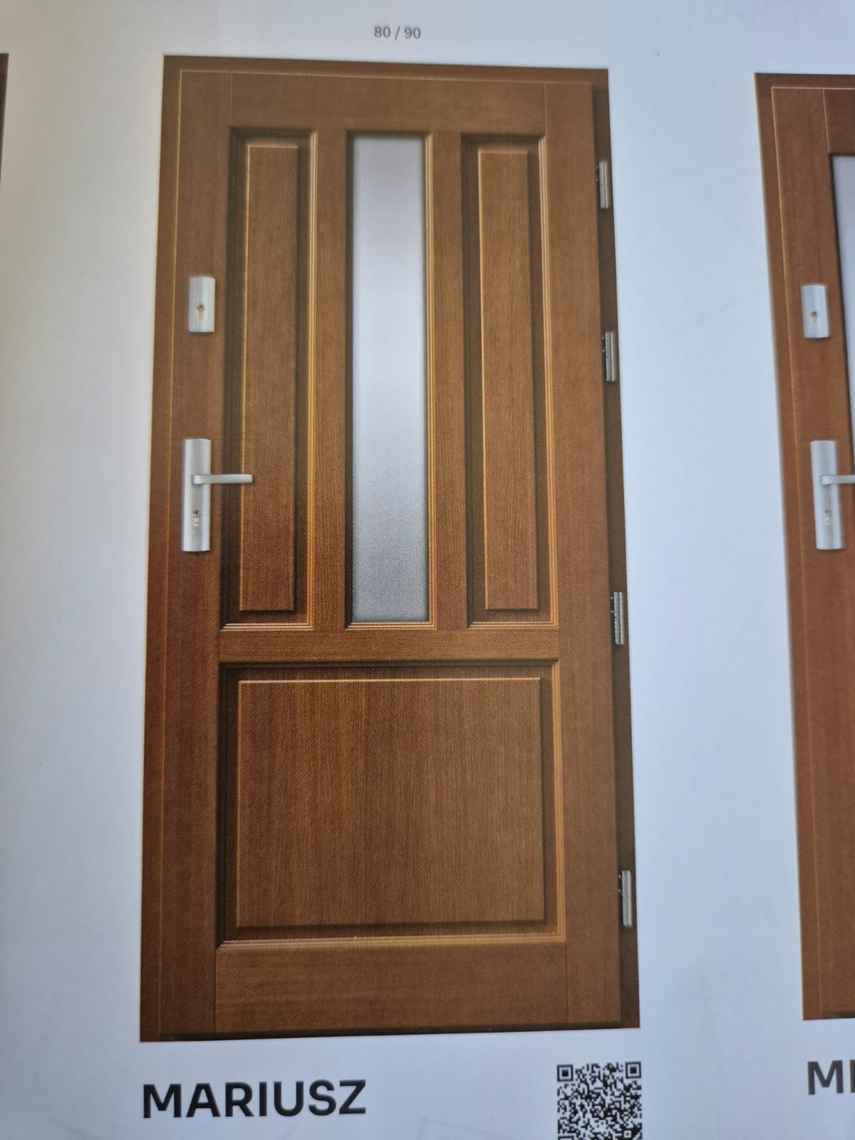 Brązowe drzwi wejściowe z panelem ze szkła matowego, widoczne na stronie katalogu z nazwą 'MARIUSZ' i kodem QR w dolnym rogu.