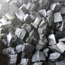 Casuarina węgiel drzewny i pomarańcze węgiel.