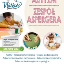Plakat gabinetu terapii z logo Wilkids, zdjęciem dziecka rysującego przy biurku, dłońmi układającymi puzzle i dziewczynką bawiącą się drewnianą układanką, informacją o mgr Justynie Wilk, pedagogu...