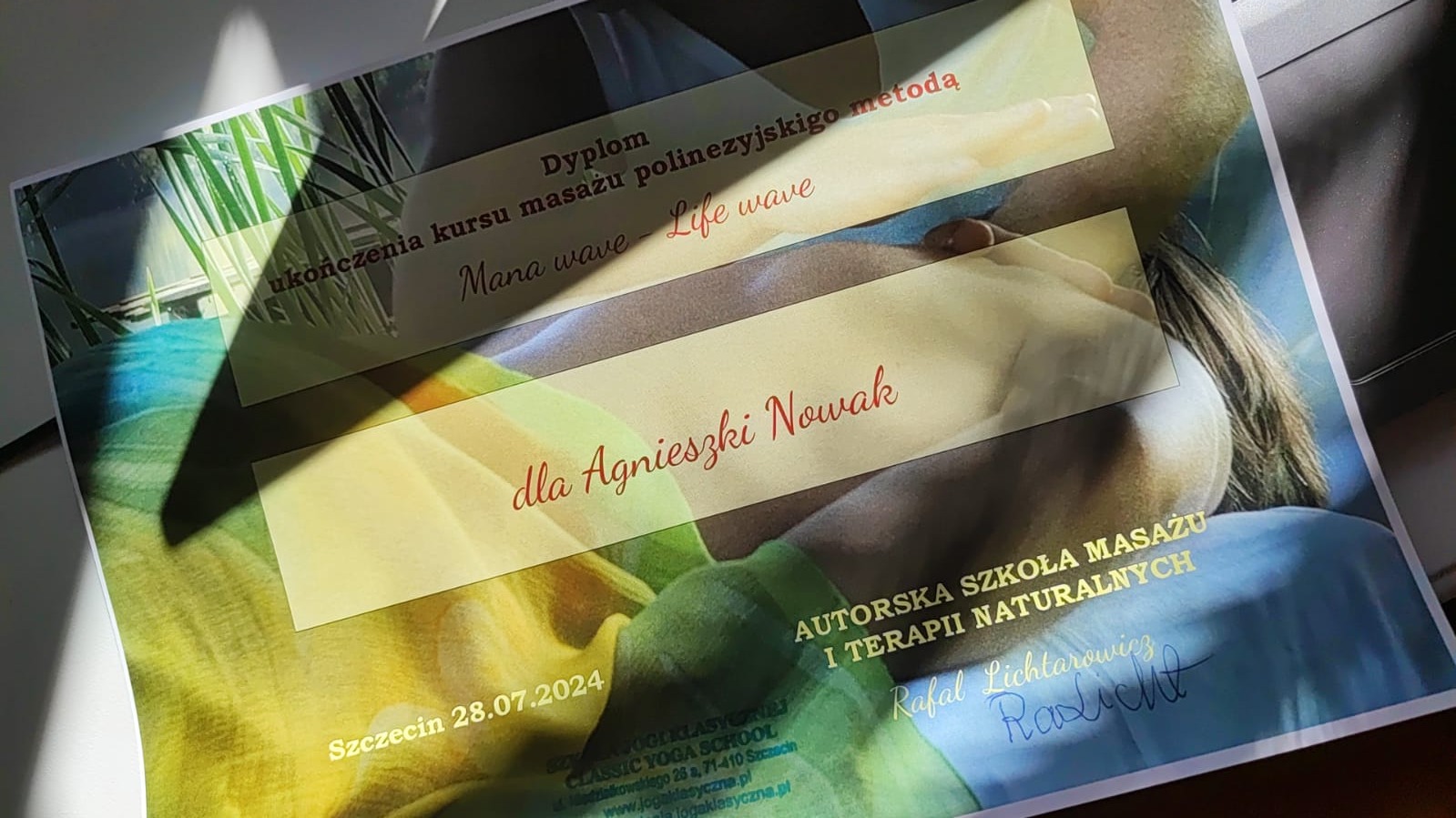 Dyplom ukończenia kursu masażu polinezyjskiego dla Agnieszki Nowak, wydany przez Autorską Szkołę Masażu i Terapii Naturalnych w Szczecinie, 28.07.2024.