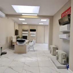 Wnętrze salonu z ekspozycją systemów wentylacji mechanicznej z odzyskiem ciepła oraz klimatyzatorów, widoczne elementy instalacji rekuperacji Ventiflex, klimatyzatory Rotenso, ekspres do kawy Jura...