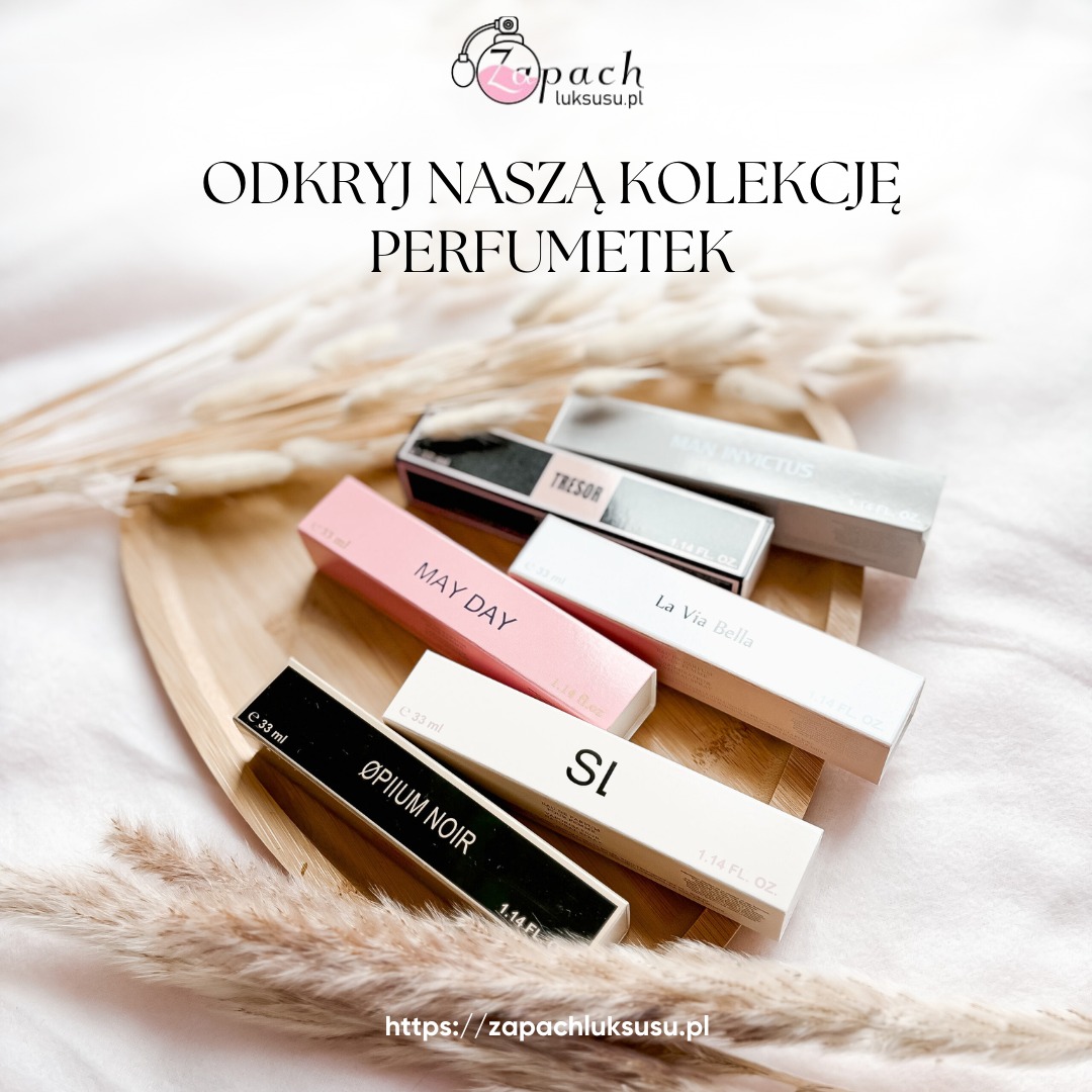 Elegancka prezentacja kolekcji perfumetek na drewnianej tacy, otoczonych suchymi trawami. Widoczne flakoniki marek: Opium Noir, Si, May Day, La Via Bella, Tresor, Man Invictus.