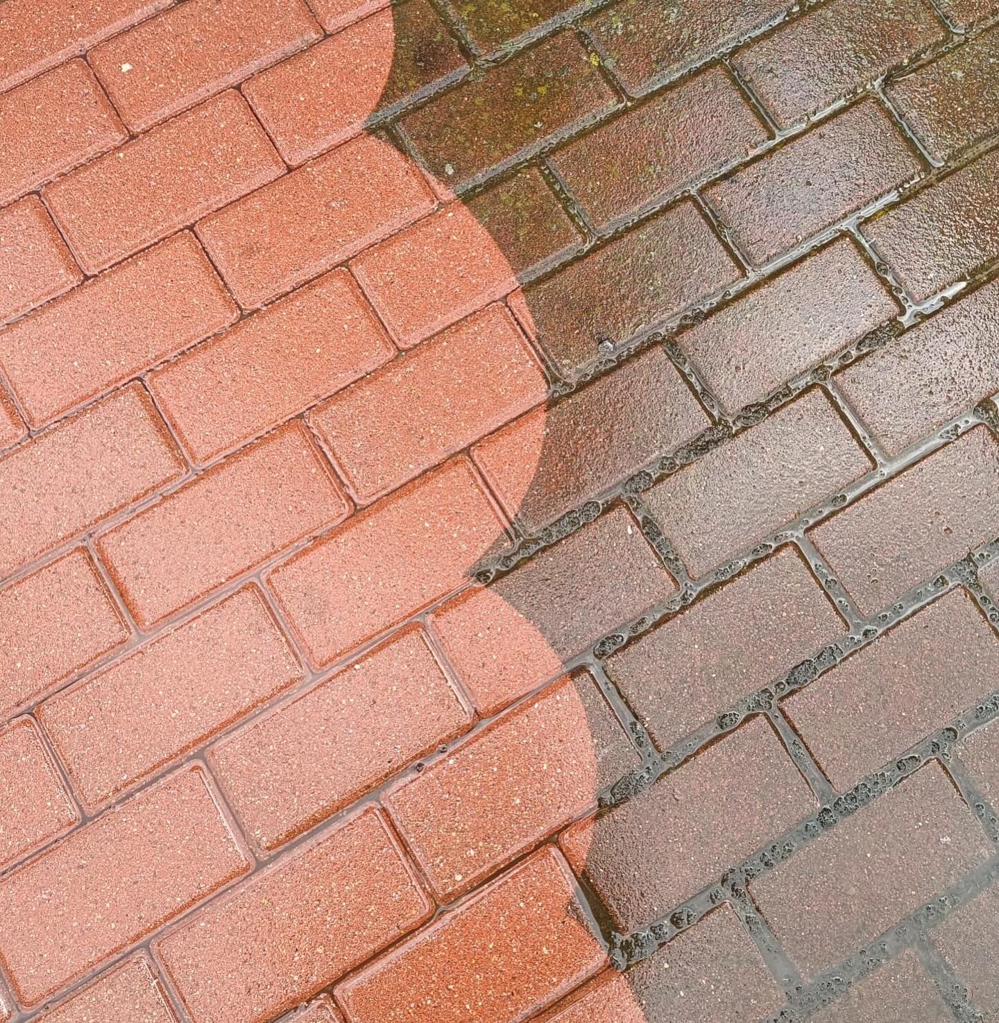 Częściowo umyta, czerwona kostka brukowa, widoczna różnica w kolorze i czystości, mokra powierzchnia.