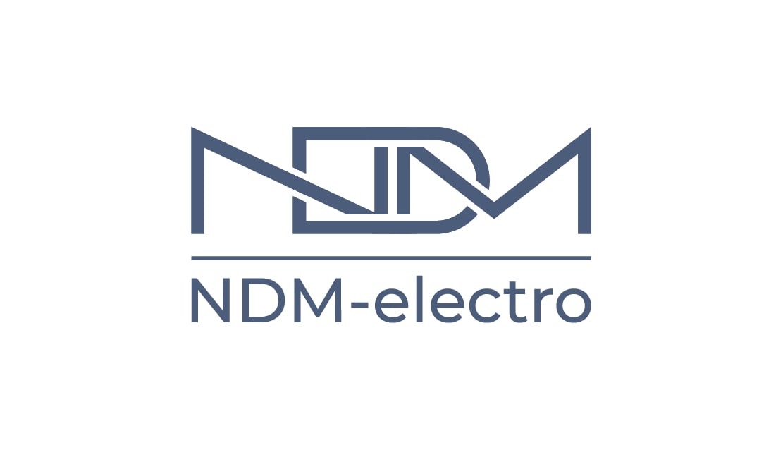 Logo firmy NDM-electro z geometrycznym symbolem graficznym nad nazwą, utrzymane w kolorystyce szaro-niebieskiej na białym tle.