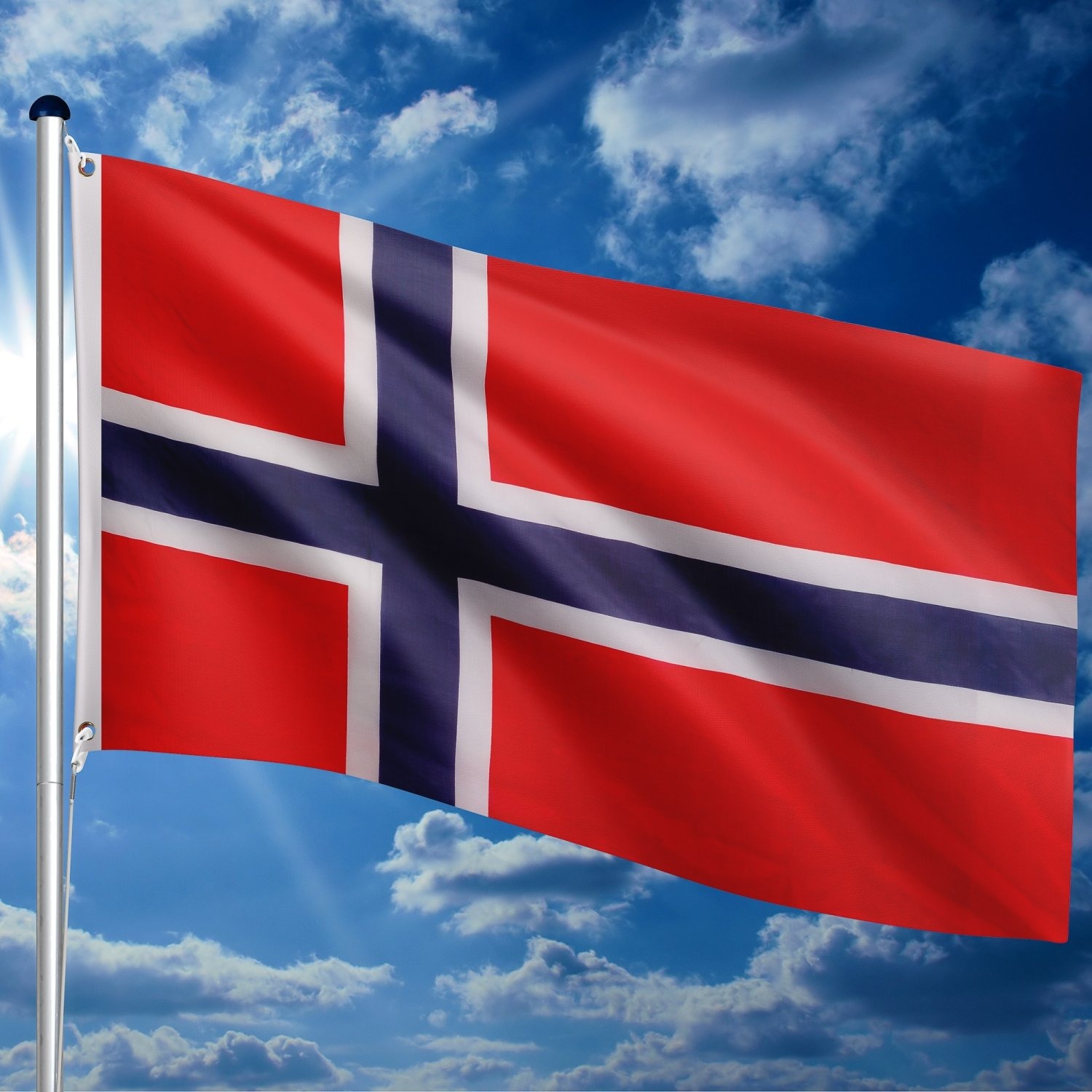 Flaga Norwegii powiewająca na tle błękitnego nieba z chmurami, widoczna z Ostrzeszowa.