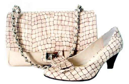 Elegancki beżowy zestaw: torebka na łańcuszku ze wzorem skóry gada i dopasowane czółenka na niskim obcasie, również ze wzorem skóry gada.