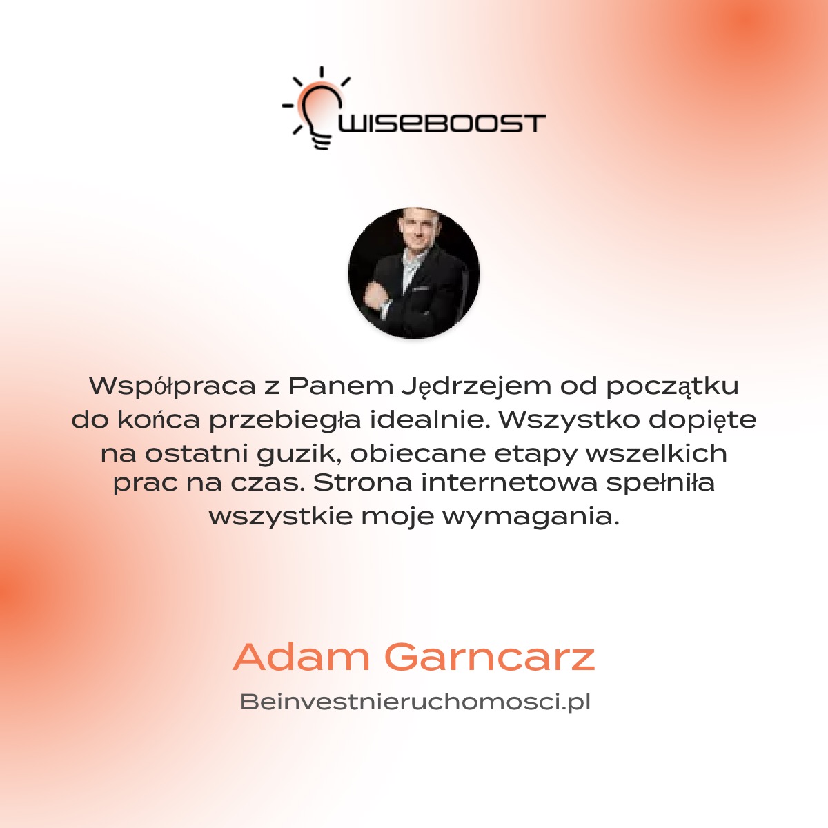 Referencje klienta Adam Garncarz z portretem biznesowym i logo Wiseboost, potwierdzające satysfakcję z wykonanej strony internetowej, opublikowane na jasnym tle.
