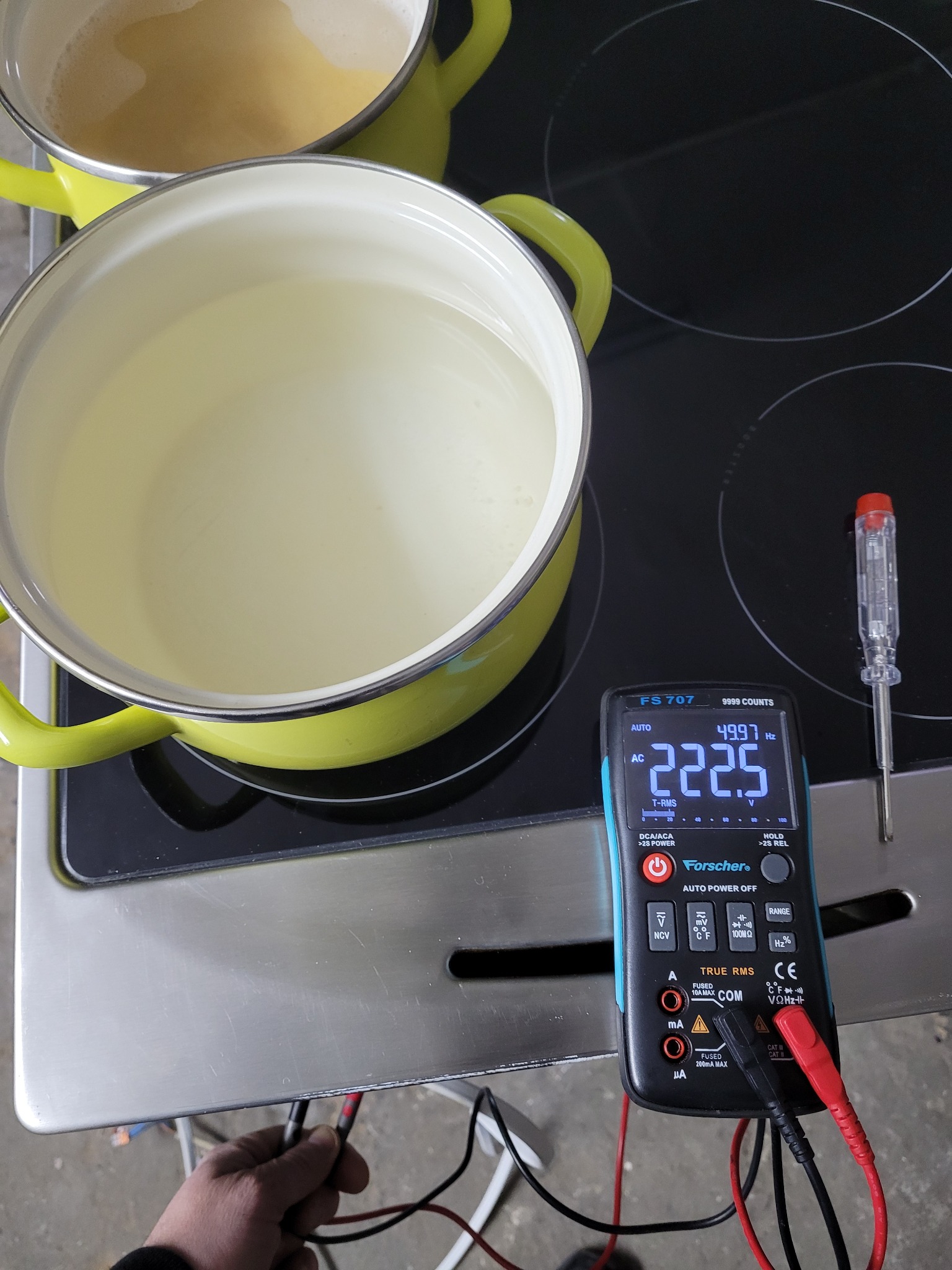 Testowanie płyty indukcyjnej po naprawie.