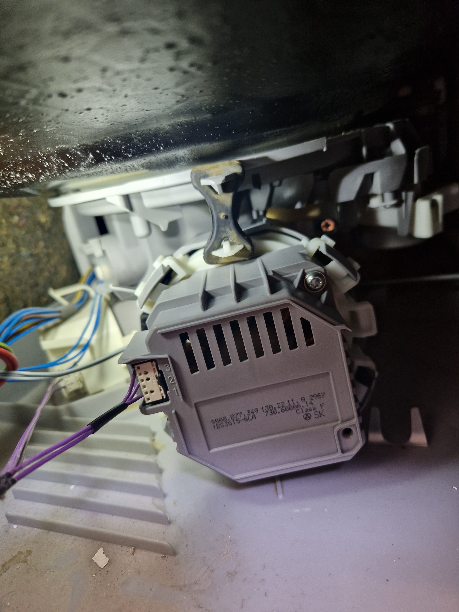 Naprawa zmywarek, w tym konkretnym przypadku zmywarka Bosch z błędem E15 oznaczającym wyciek wody do podstawy zmywarki.