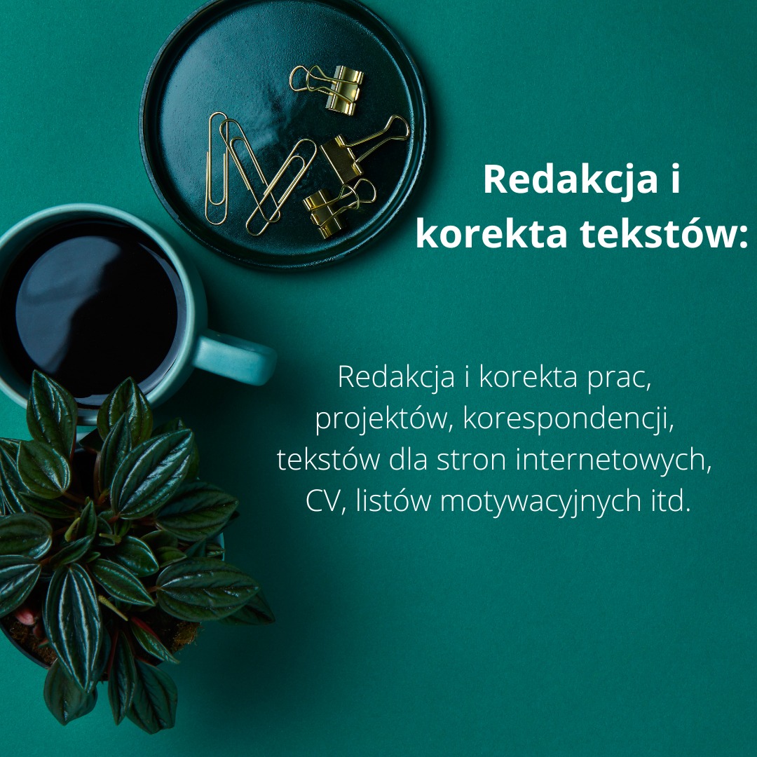Turkusowe tło z tekstem o redakcji i korekcie, filiżanka kawy, roślina doniczkowa, czarny talerzyk z spinaczami i klipsami biurowymi.