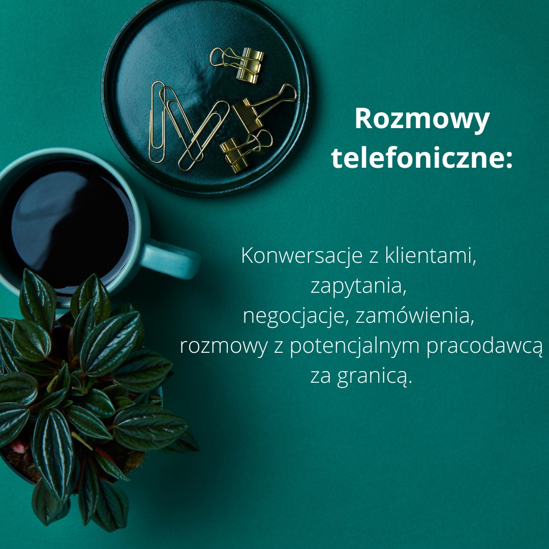 Turkusowe tło z tekstem o rozmowach telefonicznych, filiżanka kawy, roślina doniczkowa i czarny talerzyk z klipsami biurowymi.