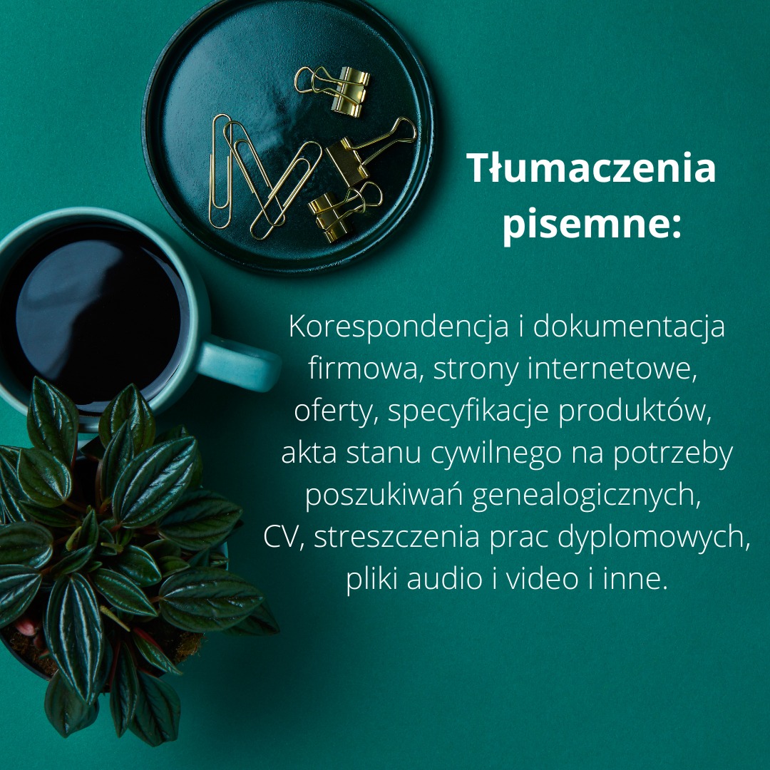 Kompozycja na zielonym tle: filiżanka kawy, roślina doniczkowa, czarny talerzyk z klipsami biurowymi i tekst o korespondencji firmowej, stronach internetowych, ofertach, CV i plikach audio i video.