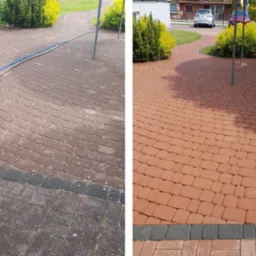 Porównanie stanu kostki brukowej przed i po myciu w miejscowości Banie, ukazujące znaczną różnicę w czystości i kolorze, z widocznym wężem do mycia ciśnieniowego.