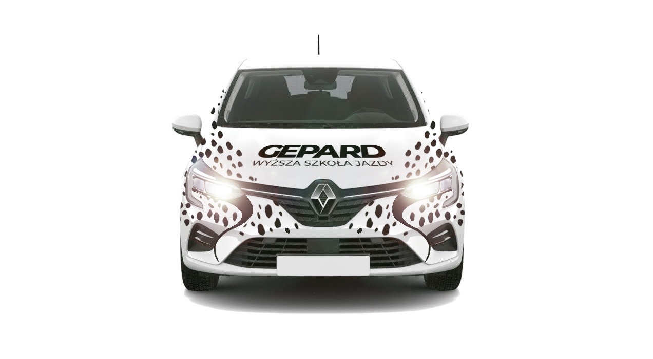 Biały samochód Renault z czarnymi plamkami w stylu geparda i logo 'Gepard Wyższa Szkoła Jazdy' na masce, widok z przodu na białym tle, światła włączone.