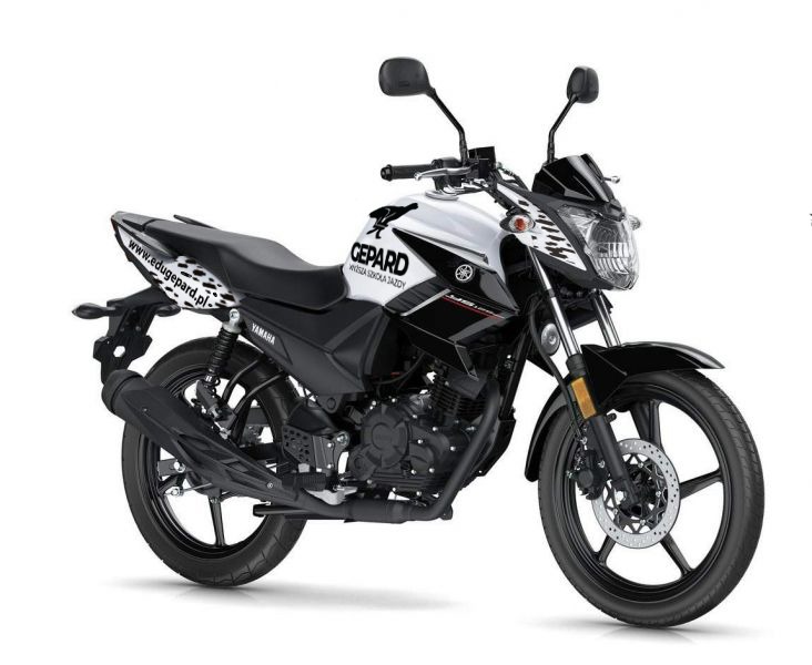 Motocykl Yamaha z logo szkoły jazdy z Opola, biało-czarna kolorystyka, widoczne elementy graficzne z motywem geparda.