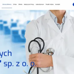 Strona internetowa z wizerunkiem lekarza w białym fartuchu trzymającego stetoskop, w tle rozmyte wnętrze placówki medycznej, logo firmy w lewym górnym rogu, menu nawigacyjne u góry, niebieska...