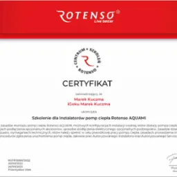 Certyfikat ukończenia szkolenia dla instalatorów pomp ciepła Rotenso AQUAMI, wydany dla Marka Kuczmy, z logotypami Rotenso i Centrum Szkoleń.