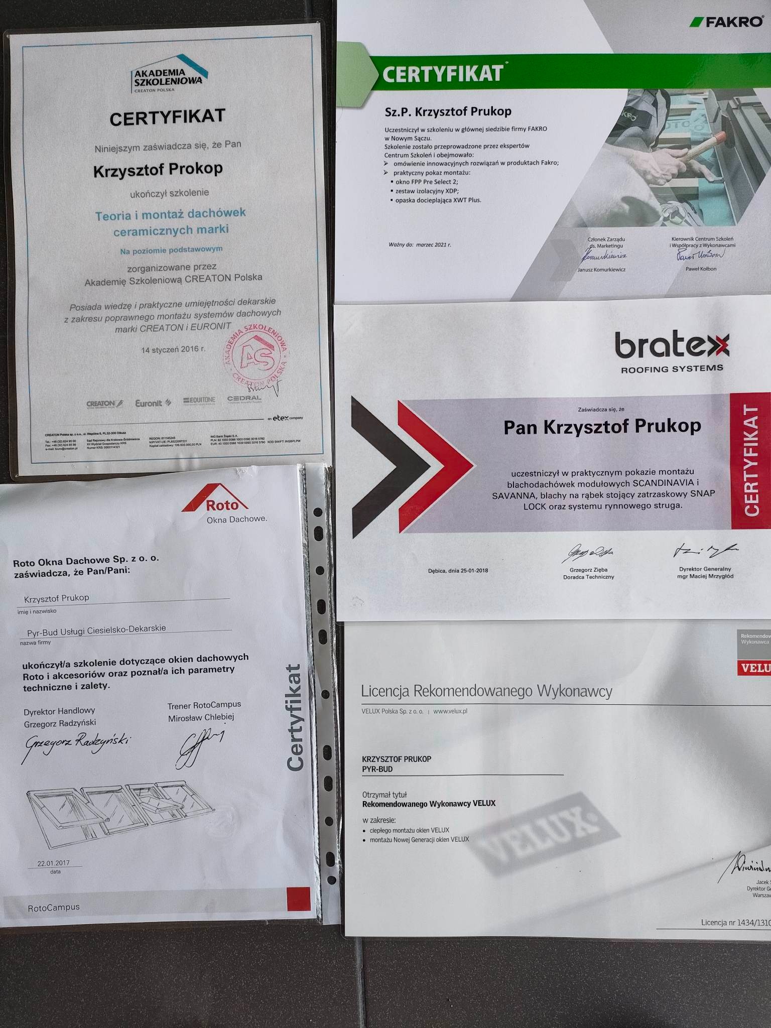 Zestaw certyfikatów z różnych szkoleń dekarskich dla Krzysztofa Prukopa z Łańcuta, obejmujących montaż dachówek ceramicznych Creaton, produktów Fakro, okien dachowych Roto, blachodachówek Bratex...