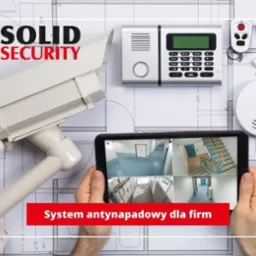 Schemat instalacji systemów zabezpieczeń z kamerą CCTV, panelem sterowania alarmem, czujnikiem dymu i pilotem, monitorowany na tablecie z widokiem z kilku kamer.