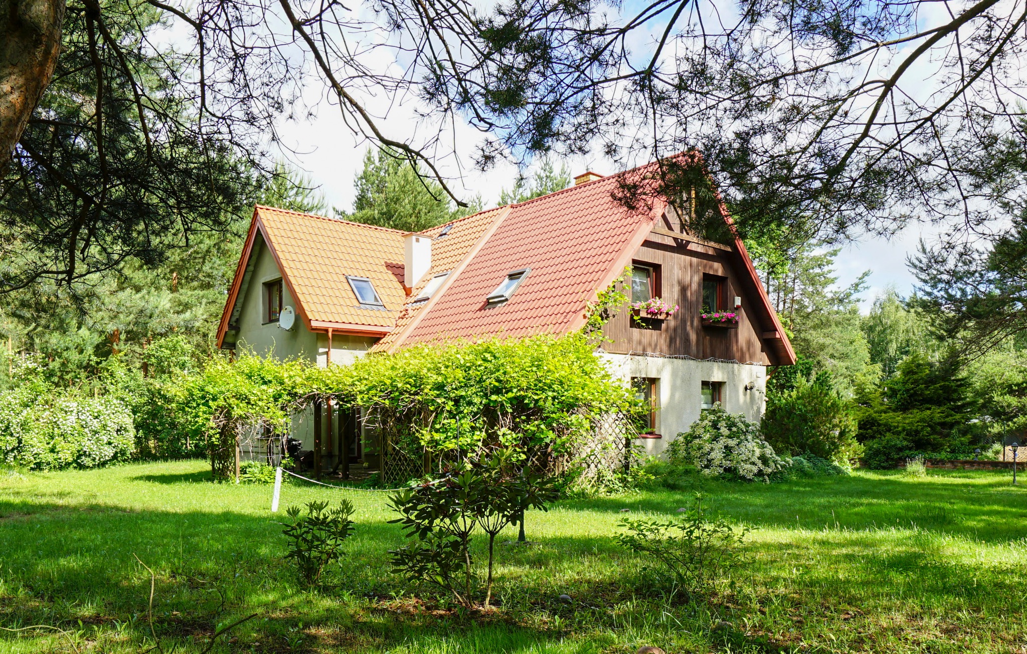 Dom jednorodzinny w Książenicach. Sesja wnętrz i stylizacja - Strefa Dobrych Nieruchomości