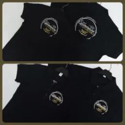 Dwa ujęcia czarnych koszulek i polo z nadrukowanym logo 'Sfilmowani Fotobudka 360°' w kolorach białym i złotym, wiszące na wieszakach na białym tle.