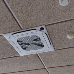 ClimaKor Bartłomiej Kordyk - Sufit podwieszany z wbudowaną klimatyzacją kasetonową Vivax, oświetleniem LED i czujnikiem dymu. Widok z dołu.