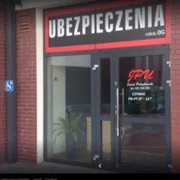 Wejście do biura z napisem 'Ubezpieczenia', lokal OG, z widoczną informacją o godzinach otwarcia i logo firmy JPU Jacek Petrykowski. Obok wejścia znak dla osób niepełnosprawnych.