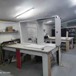 Własna pracownia z maszynami stolarskimi.
