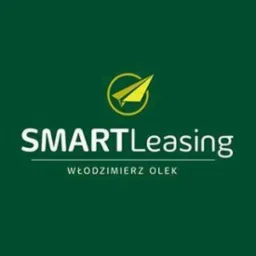 Logo firmy SmartLeasing na zielonym tle z symbolem złotego papierowego samolotu i białym napisem Włodzimierz Olek.