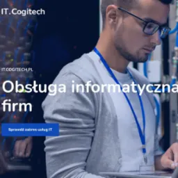 Inżynier IT w okularach pracuje na laptopie w serwerowni, koncentrując się na konfiguracji sieci, z widocznymi kablami i urządzeniami w tle.