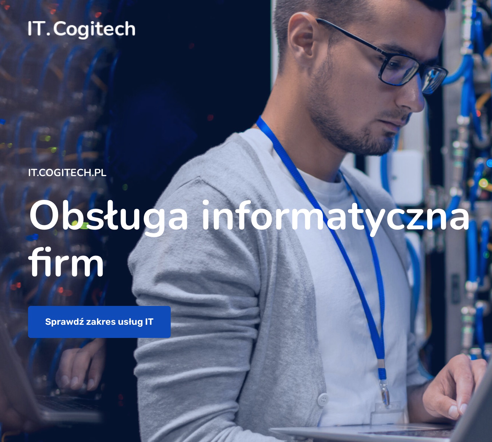 Inżynier IT w okularach pracuje na laptopie w serwerowni, koncentrując się na konfiguracji sieci, z widocznymi kablami i urządzeniami w tle.