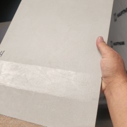 ,Ukończyliśmy szkolenie z nakładania
mikrocementu na schody, podłogi, ściany ј sufity.
Jeśli potrzebujesz solidnego і stylowego
wykończenia, chętnie podejmiemy współpracę