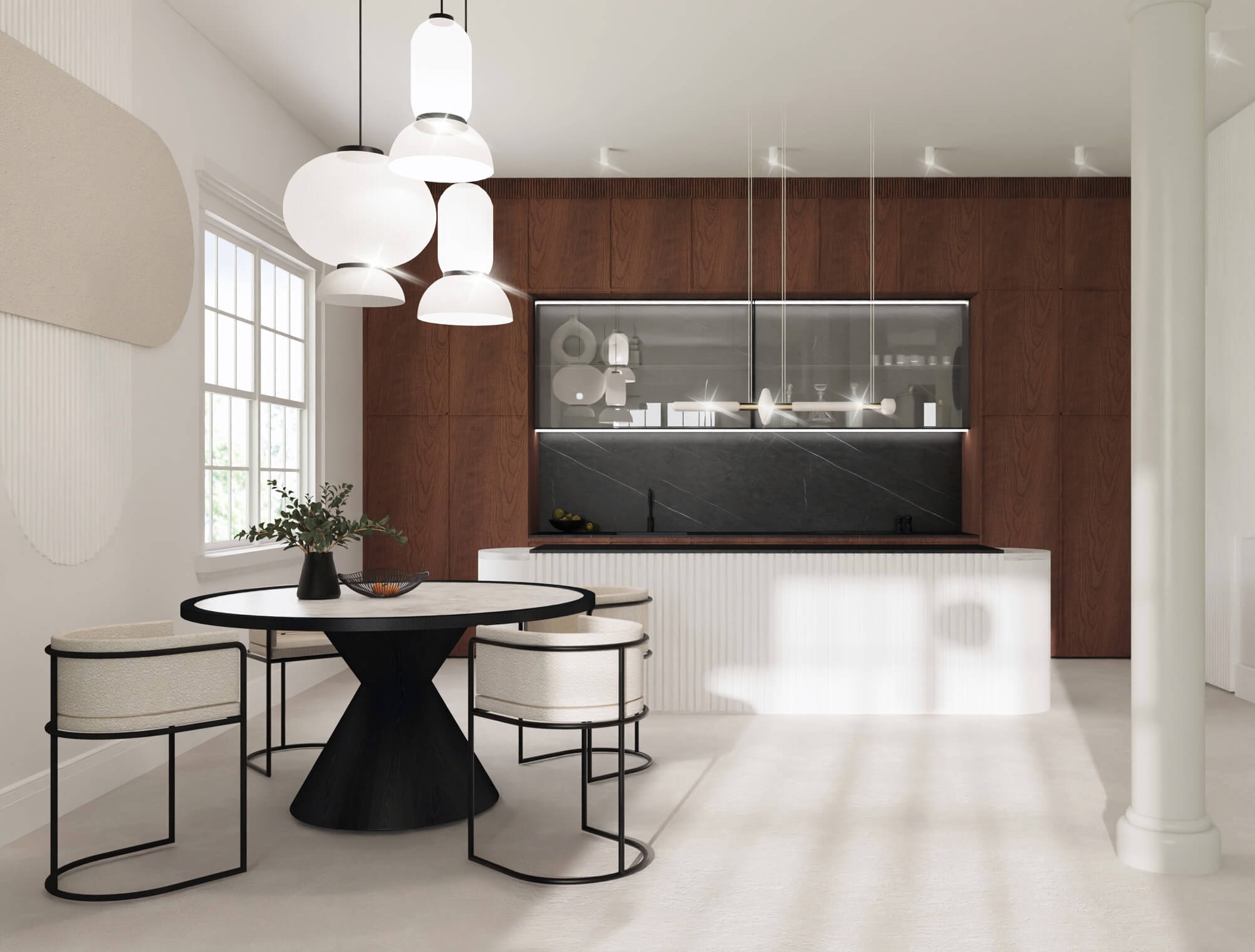 Jasne, minimalistyczne wnętrze jadalni z okrągłym stołem na czarnej podstawie, krzesłami z jasną tapicerką i otwartą kuchnią z drewnianymi szafkami w tle. Nad stołem wiszą nowoczesne, białe lampy.