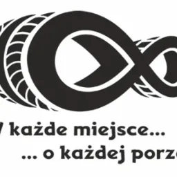 Stylizowane logo firmy transportowej: czarny symbol nieskończoności uformowany z opon samochodowych, pod nim hasło 'W każde miejsce... ... o każdej porze.'