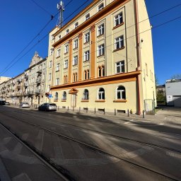 Wykonanie elewacji zewnętrznej na budynku Caritasu w Warszawie