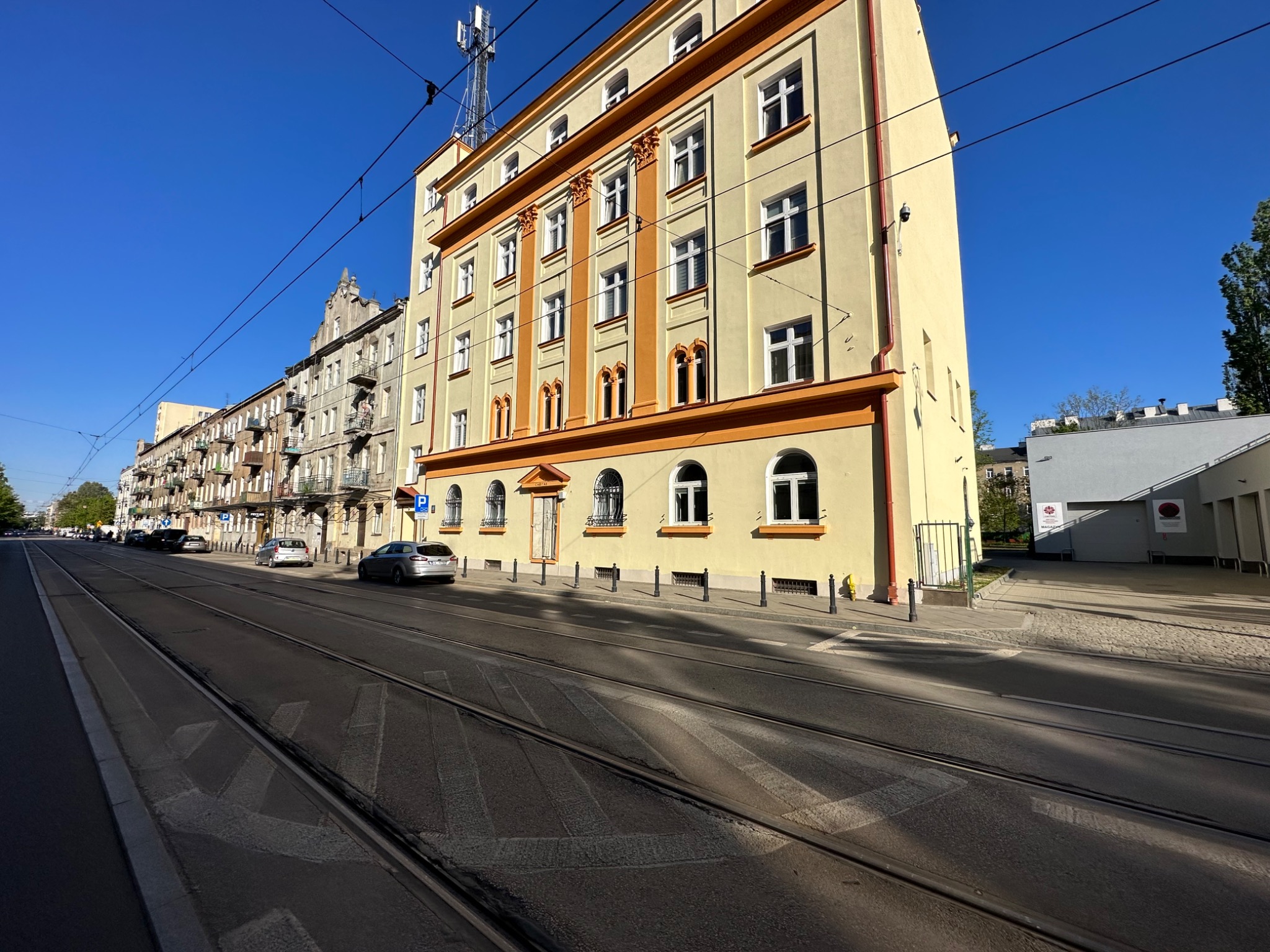 Wykonanie elewacji zewnętrznej na budynku Caritasu w Warszawie