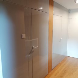 PPHU ARD-MEBLE Artur Adamiec - Lakierowana obudowa ściany z ukrytymi drzwiami