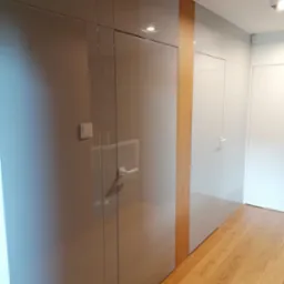 Lakierowana obudowa ściany z ukrytymi drzwiami