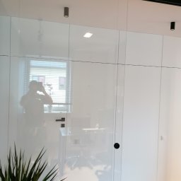 PPHU ARD-MEBLE Artur Adamiec - Lakierowana w połysku obudowa ścian z ukrytymi drzwiami.