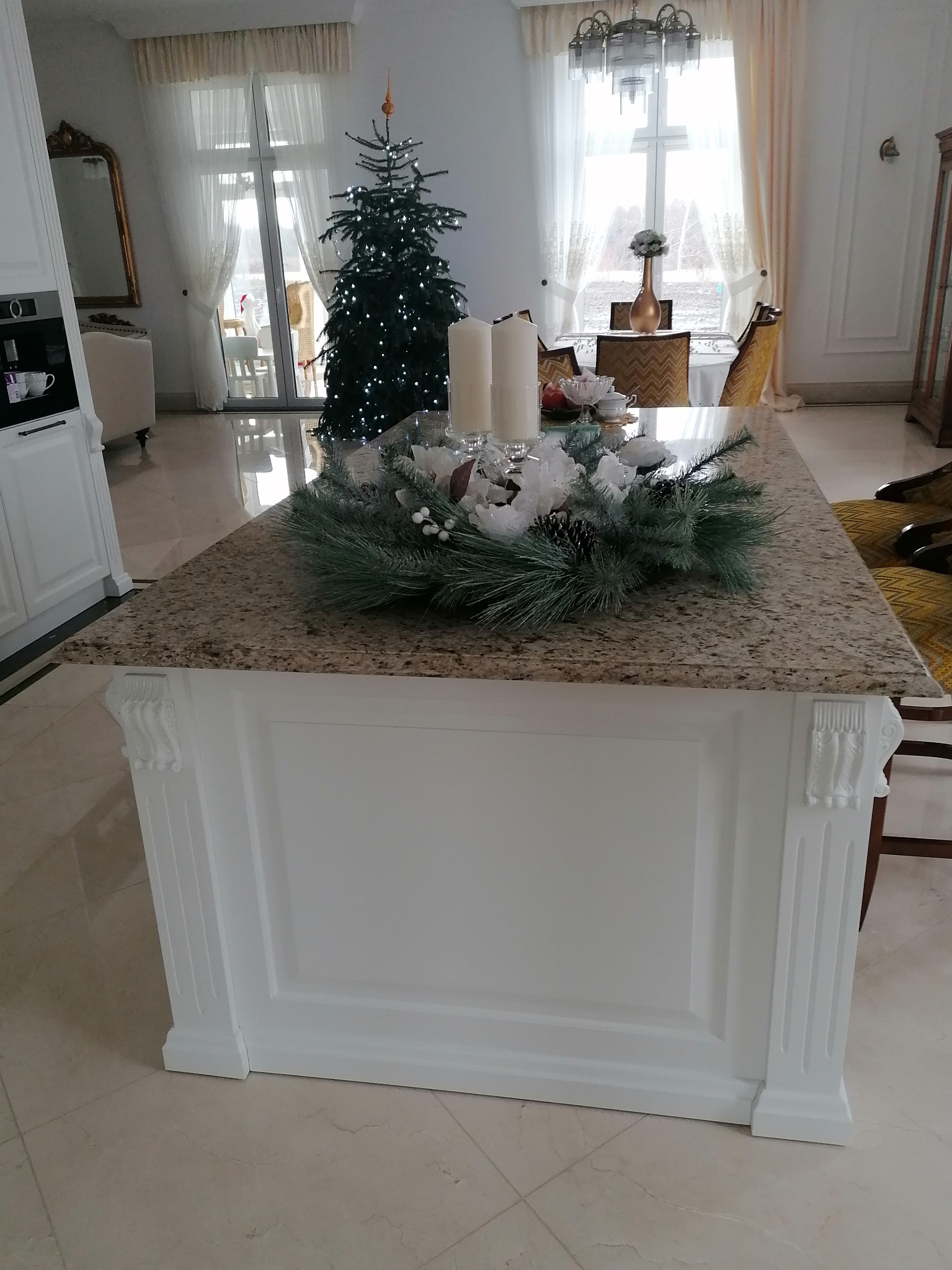 Wyspa lakierowana z kamiennymi blatami.