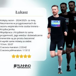Running Performance - Trener biegania Łukasz w trakcie biegu, prezentujący wyniki sportowe i rekomendację trenera Krzyśka Janika. Widoczne logo Running Performance.