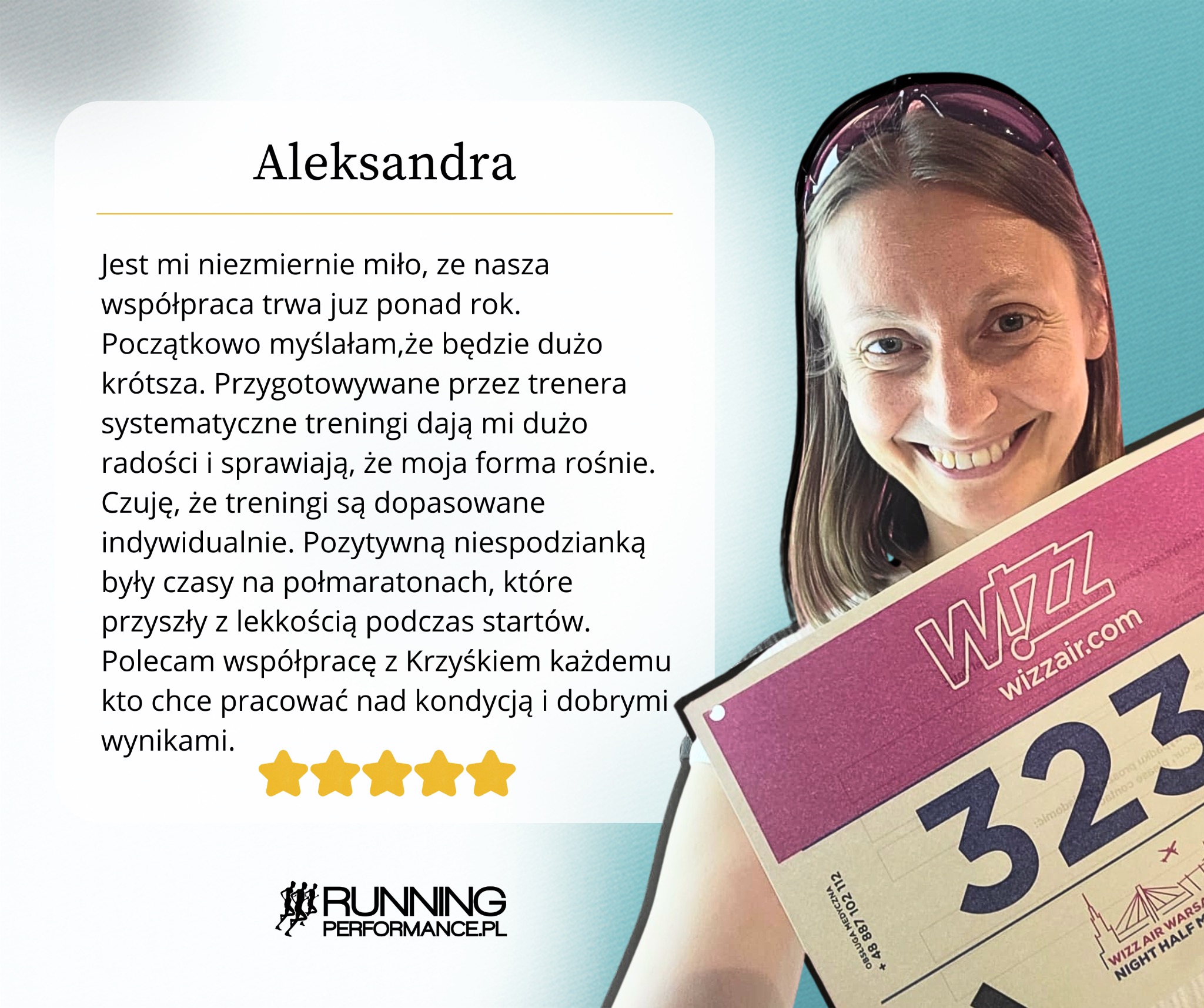 Uśmiechnięta kobieta z opinią o treningach biegowych, trzymająca kartę z numerem startowym. W tle logo i nazwa firmy oferującej treningi biegowe.