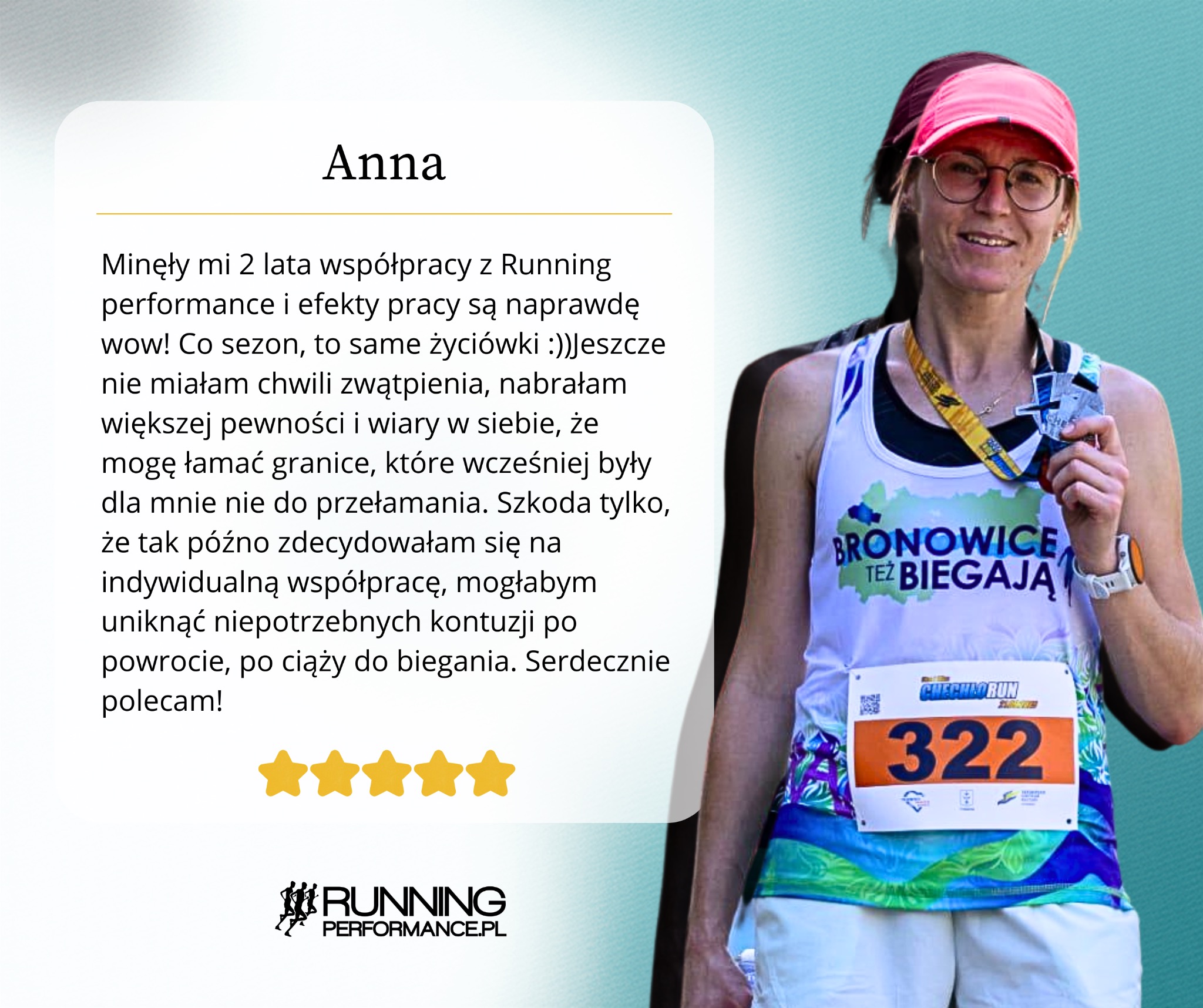 Uśmiechnięta biegaczka w okularach i czapce, z medalem na szyi i numerem startowym 322, na tle jasnego tła. Widoczny fragment recenzji i logo firmy.
