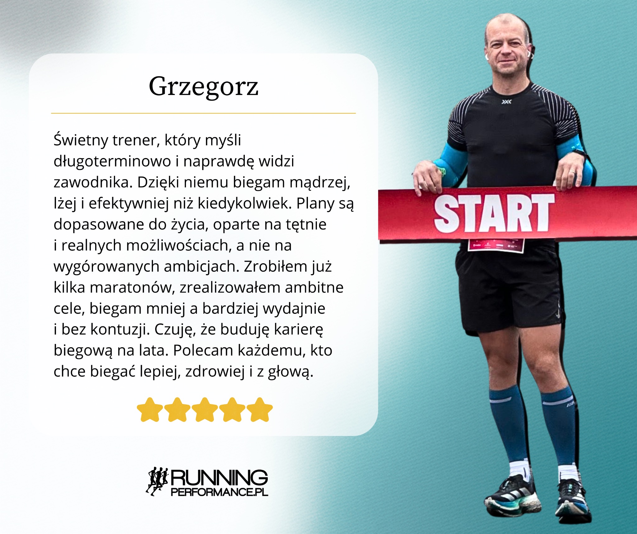 Mężczyzna w stroju sportowym stoi za taśmą startową. Po lewej stronie opinia klienta o trenerze biegania Grzegorzu. Logo firmy na dole.