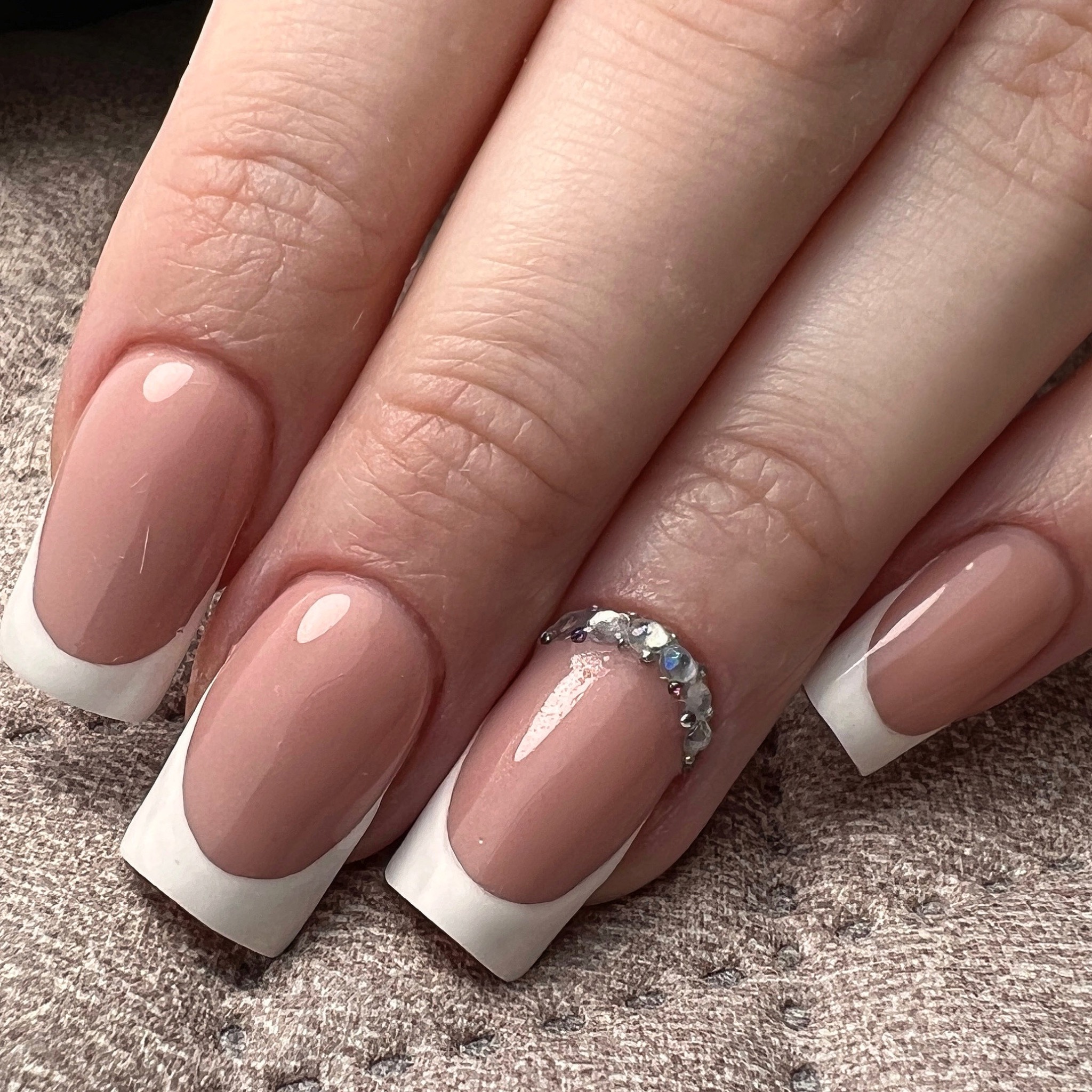 Paznokcie przedłużane + french i cyrkonie - 155 zł