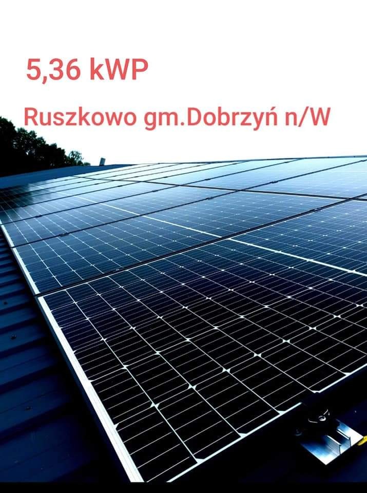 Panel słoneczny o mocy 5,36 kWp zainstalowany na dachu w Ruszkowie, gmina Dobrzyń nad Wisłą, widok z dołu ukazujący strukturę paneli i system montażowy.