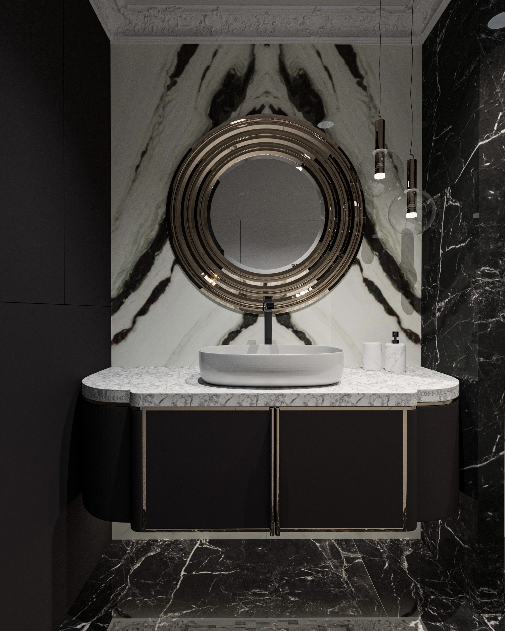 Elegancka łazienka z umywalką nablatową, okrągłym lustrem w złotej ramie i marmurowymi ścianami w czarno-białe wzory.